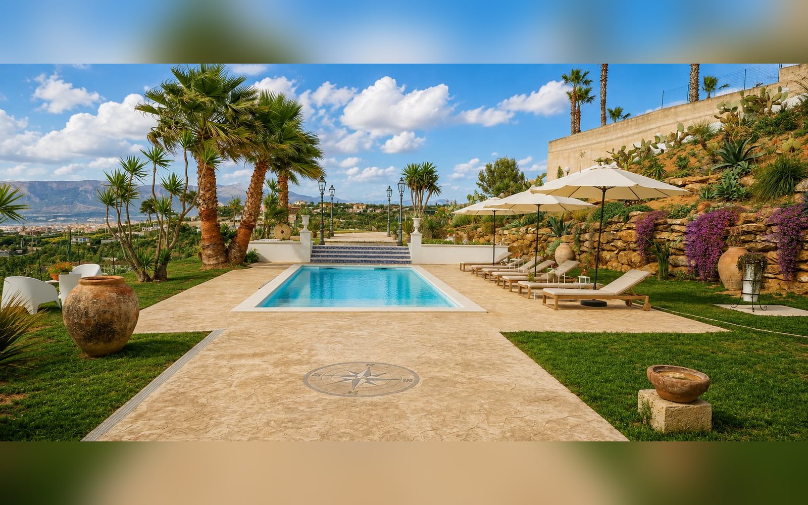 Il vialetto in pietra che conduce alla piscina, tra le aiuole del giardino