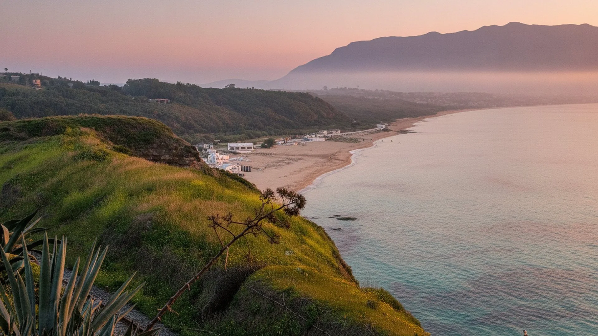 La costa del Golfo di Castellammare nella luce del primo mattino