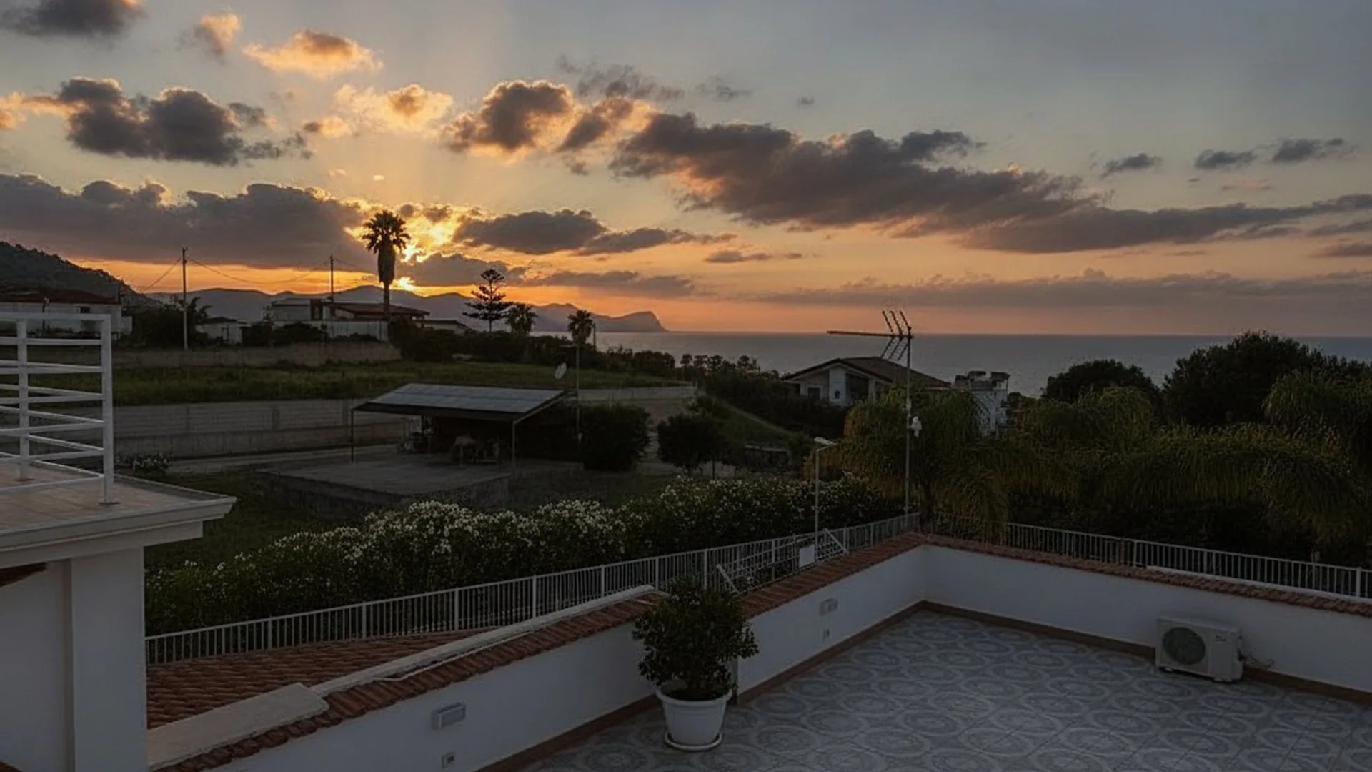 Il tramonto sul Golfo di Castellammare visto dalla collina