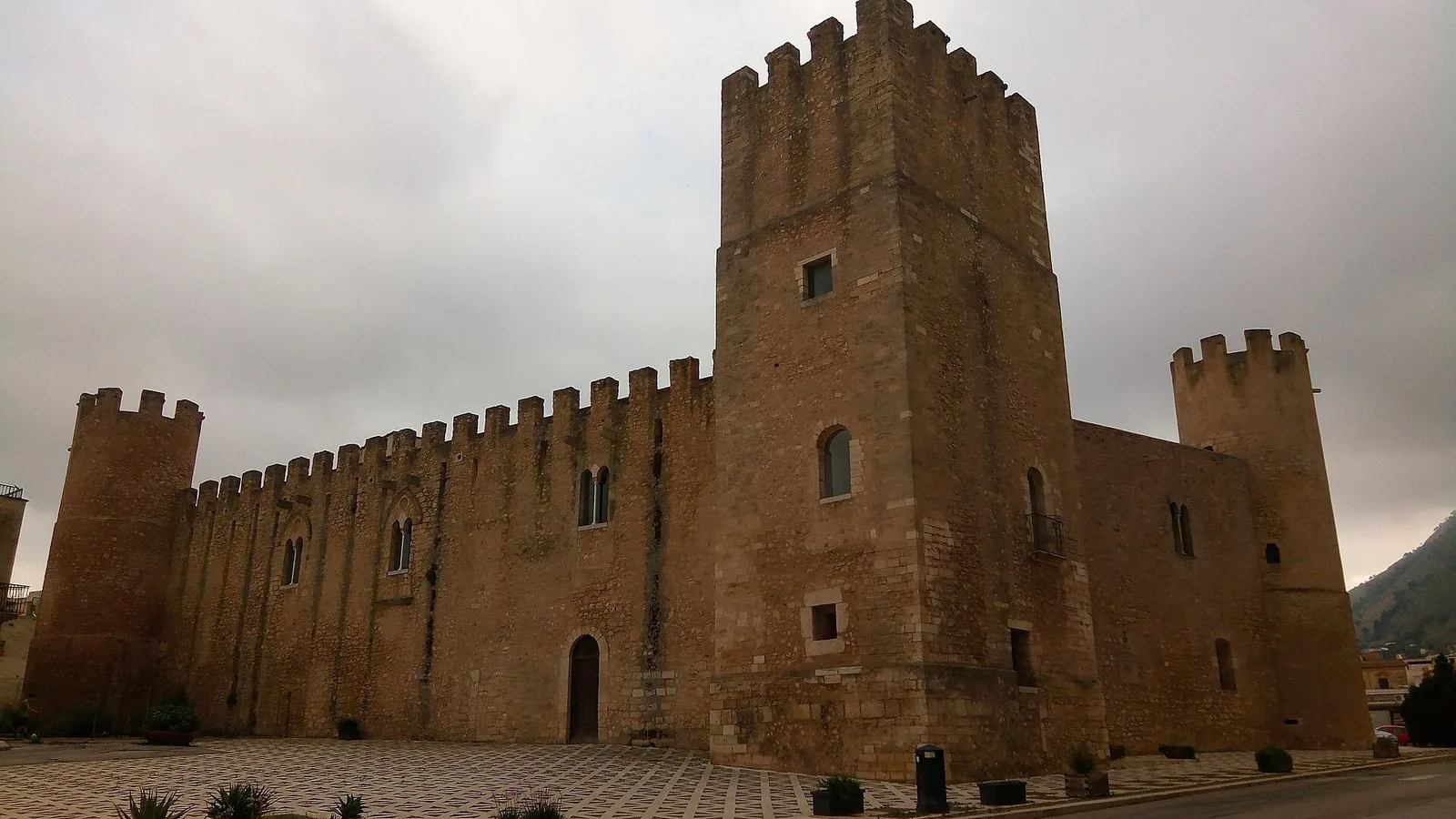 Il castello dei Conti di Modica ad Alcamo, con le sue torri squadrate