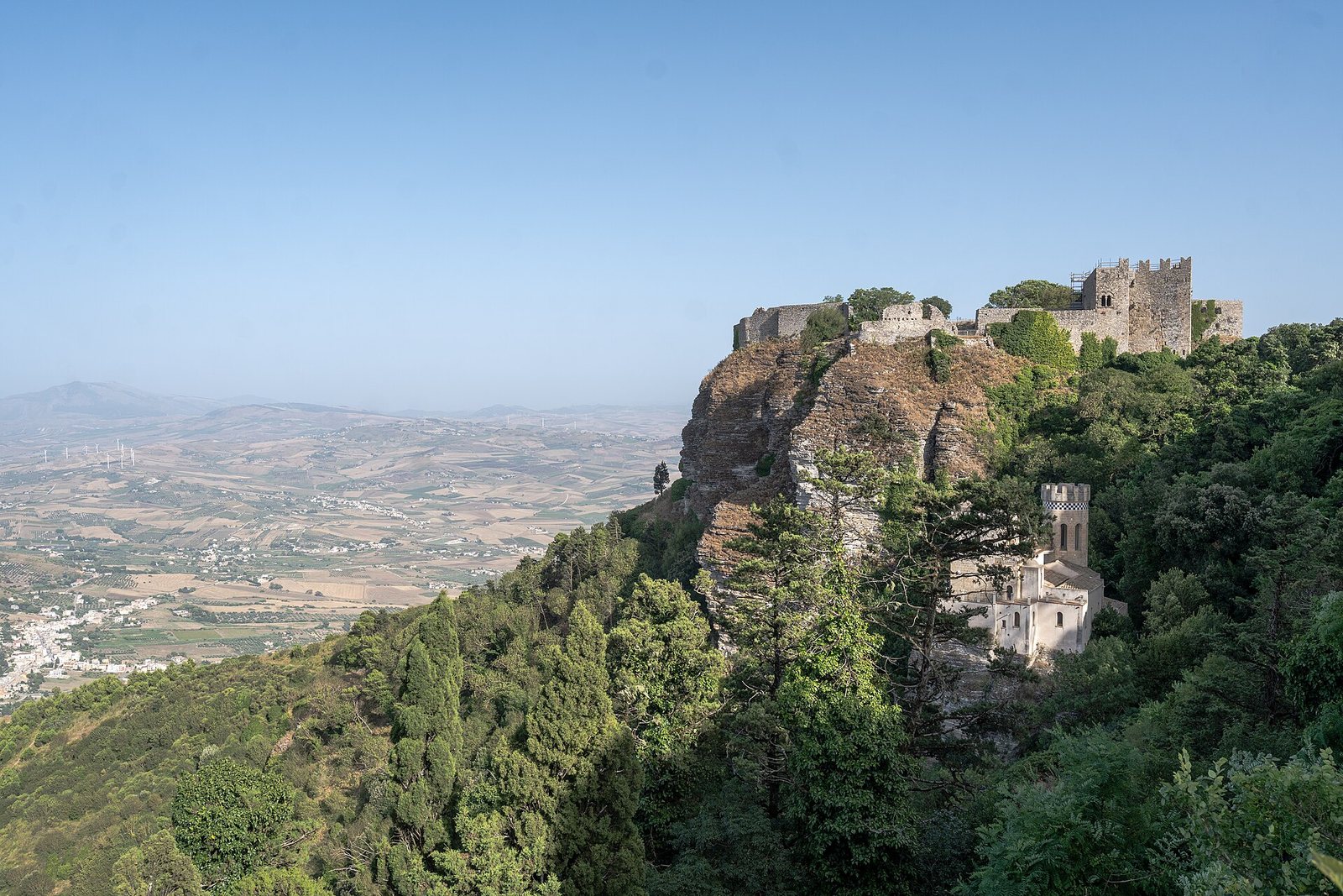 Il castello di Erice arroccato sulla rupe, con la campagna trapanese sullo sfondo