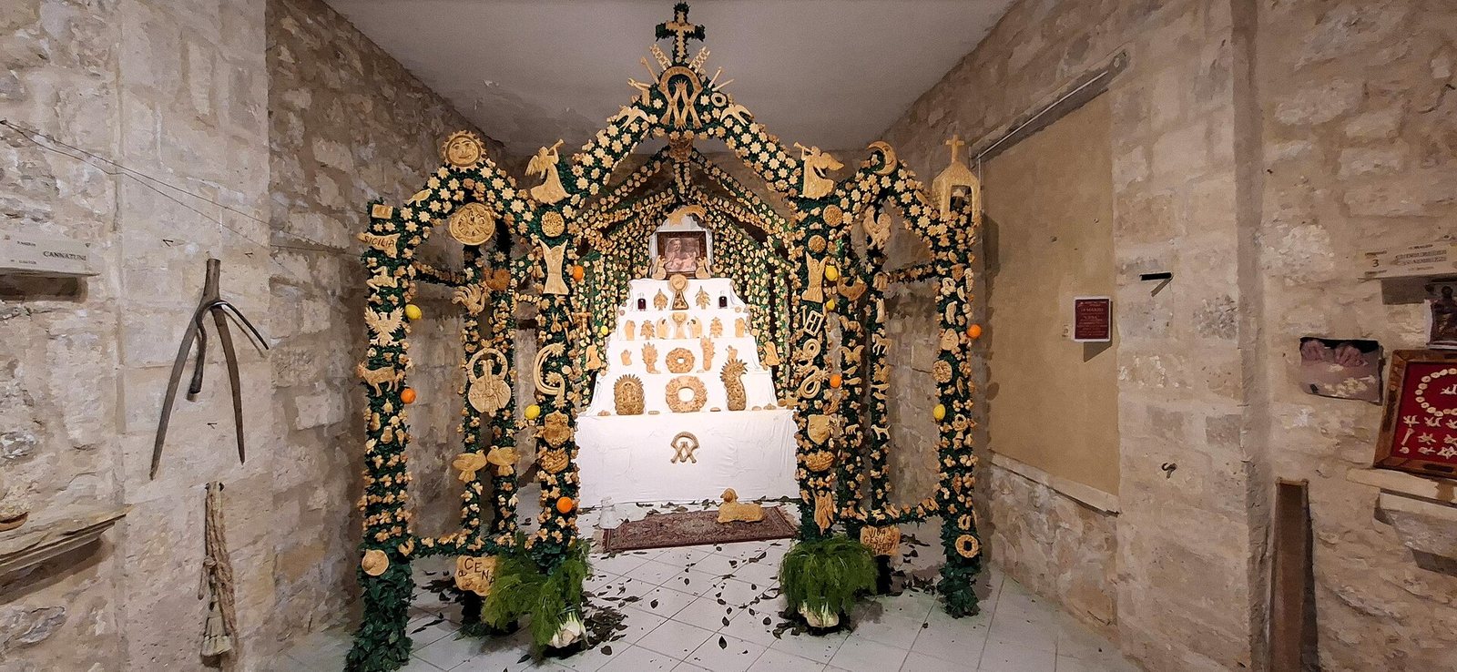 Un altare votivo interamente decorato con pani rituali lavorati a mano
