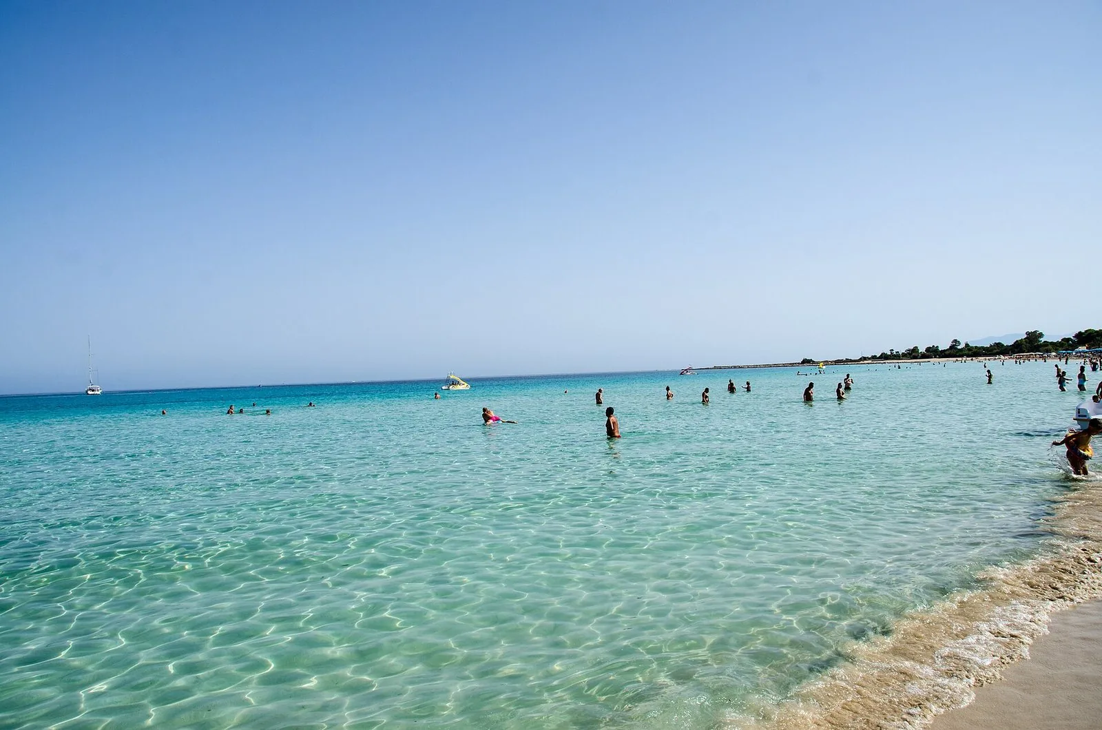 La spiaggia di San Vito Lo Capo con acqua bassa e trasparente