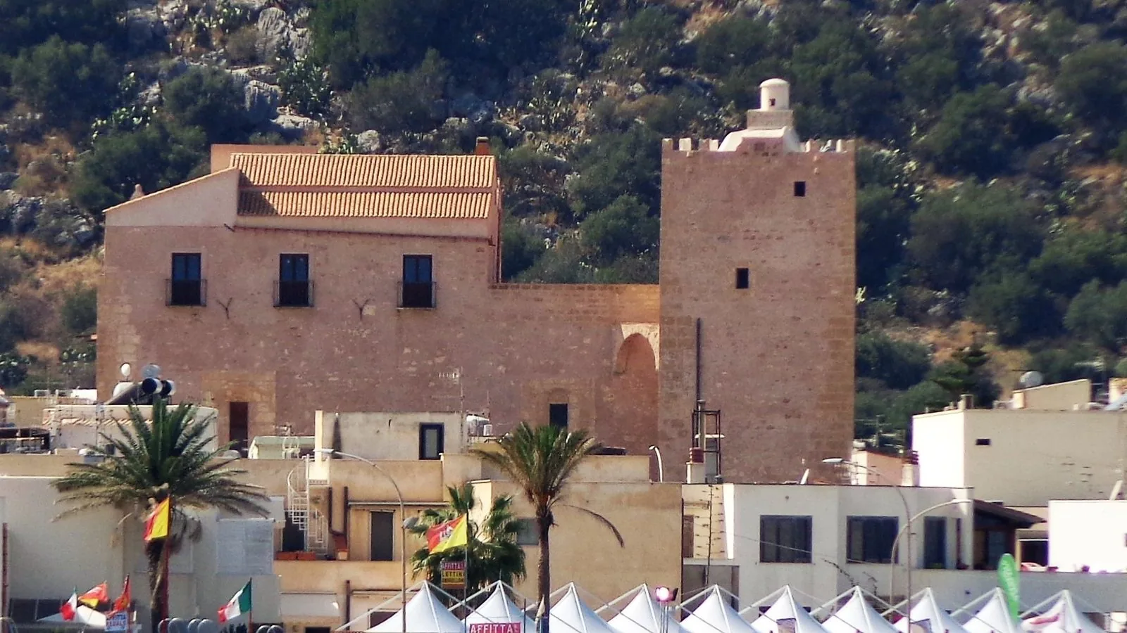 Il santuario fortificato di San Vito Lo Capo con gli stand della manifestazione allestiti davanti