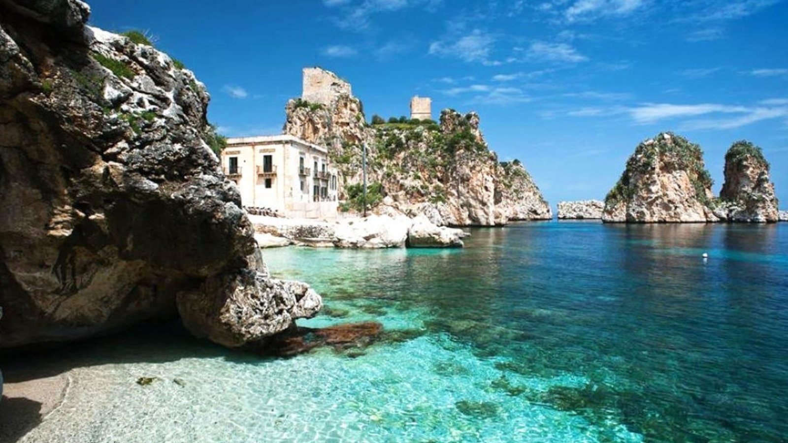 I faraglioni di Scopello e la tonnara storica affacciata sulle acque verde smeraldo